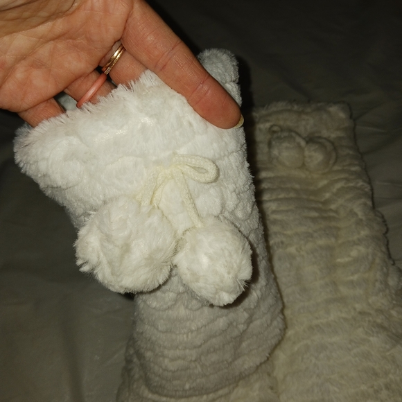 FUZZY Slipper Booties Sz 7-8 - Picture 4 of 5